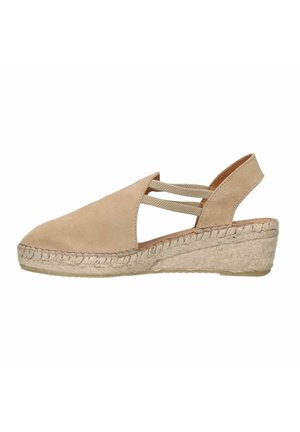 Beige suède espadrille met een open hiel, crisscross elastische banden en een geweven jute leren zool. Soepele textuur en casual ontwerp elementen.