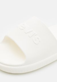 Levi's® JUNE NEXT - Papucsszandálok - off white