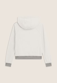 Felpa bianca con una texture morbida, dotata di cappuccio regolabile con cordini, maniche raglan e polsini e orlo grigio a strisce.