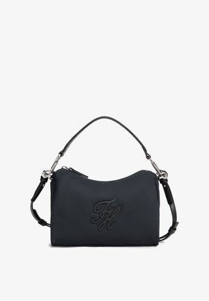 Μαύρη ορθογώνια τσάντα χειρός με αποσπώμενο ιμάντα ώμου, πάνω χερούλι, κλείσιμο με φερμουάρ και κεντημένα αρχικά "TH" στο μπροστινό μέρος.