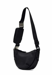 Borsa a tracolla nera con cinturino regolabile, fibbie metalliche e un compartimento principale con zip, mostrata su uno sfondo bianco.