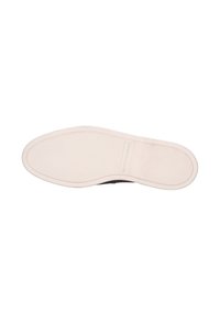 Sneaker con suola in gomma, con un fondo bianco testurizzato e una parte superiore scura. Presenta un design flessibile con minimal branding e un profilo fluido.