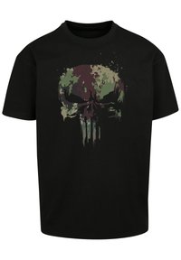 Svart t-skjorte med et stort, flerfarget grafisk design av et hodeskallemotiv med camoelementer og spruteffekter, rund halslinning og korte ermer.