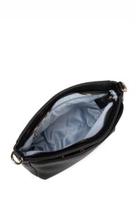 Borsa a mano in pelle nera con un'esterno testurizzato, chiusura superiore con zip e foderatura interna in tessuto azzurro chiaro. Presenta una tasca con zip e dettagli in metallo.