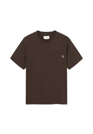 T-shirt marron foncé à manches courtes, avec une encolure ras du cou et une poche poitrine, sur fond blanc.