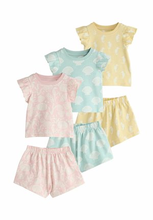 Tre set di magliette a maniche corte per bambini piccoli e pantaloncini con vita elasticizzata in rosa pastello, blu e giallo, ognuno con stampe a tema mare e maniche con volant.