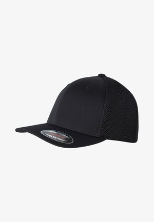 Sort kasket med en solid front og netbag, der har en buet skygge og Flexfit brandingetiket under skyggen.