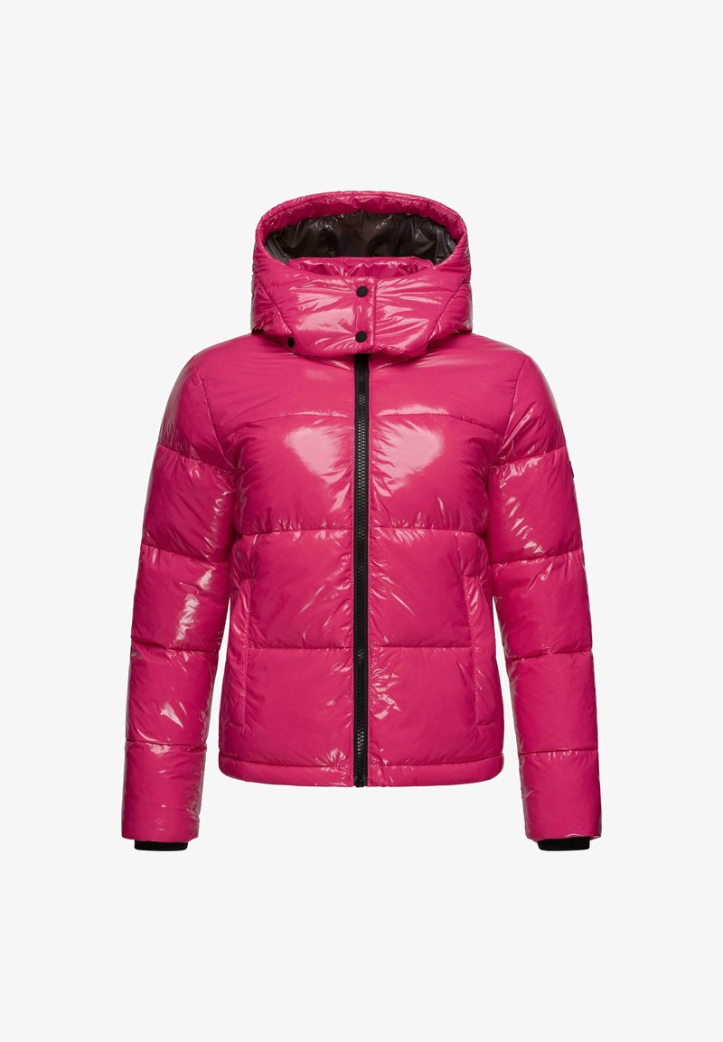Veste doudoune rose à finition brillante, avec un col haut, une capuche et une fermeture éclair noire. Le design comprend des motifs matelassés.
