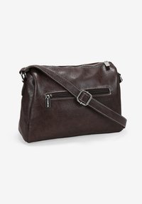 Borsa a tracolla in pelle marrone scuro con tracolla regolabile, chiusura con zip argentata sulla tasca anteriore e scomparto principale con zip sulla parte superiore.