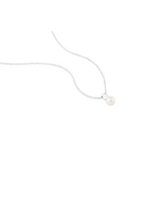 Collar de cadena de plata con un único colgante de perla blanca redonda, de textura suave y diseño minimalista.