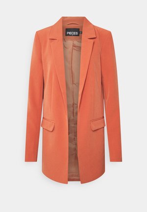 Blazer orange à simple boutonnage avec revers crantés, manches longues, poches à rabat sur le devant et doublure intérieure beige.