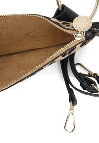 Borsetta con stampa leopardata color sabbia, cerniera dorata, dettagli in pelle nera e tracolla removibile. Interno foderato con materiale morbido e liscio.