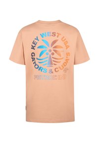 Camiseta de algodón en color durazno claro con un gran diseño gráfico multicolor en la espalda que incluye elementos de palmera y texto en azul y naranja.