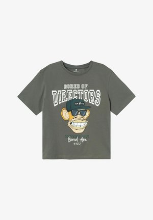 T-shirt en coton gris avec un col ras du cou. Il présente un graphisme d'un singe en dessin animé portant des lunettes de soleil et une casquette, avec le texte "BORED OF DIRECTORS" et "GOOD VIBES ONLY."