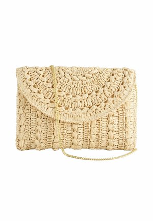 Beige gewebte Strohtasche mit halbmondförmiger Klappe und dünnem goldfarbenem Kettenriemen, vor weißem Hintergrund präsentiert.