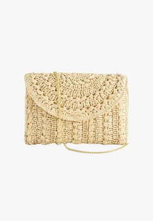 Bézs színű szőtt szalma borítéktáska félhold alakú klappal és vékony arany láncpánttal, fehér háttér előtt bemutatva.