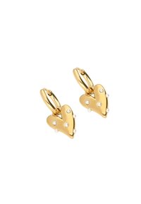 Orecchini a forma di cuore in oro con una finitura testurizzata, decorati con piccole perle bianche e chiusi con chiusure a cerchio.