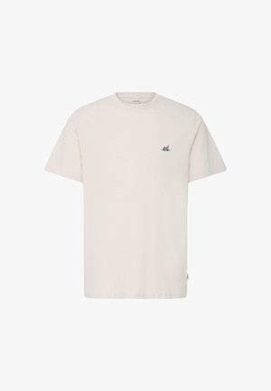 T-shirt beige à manches courtes avec col rond et petit logo brodé d'une tente de camping et d'une lune sur le côté gauche de la poitrine.