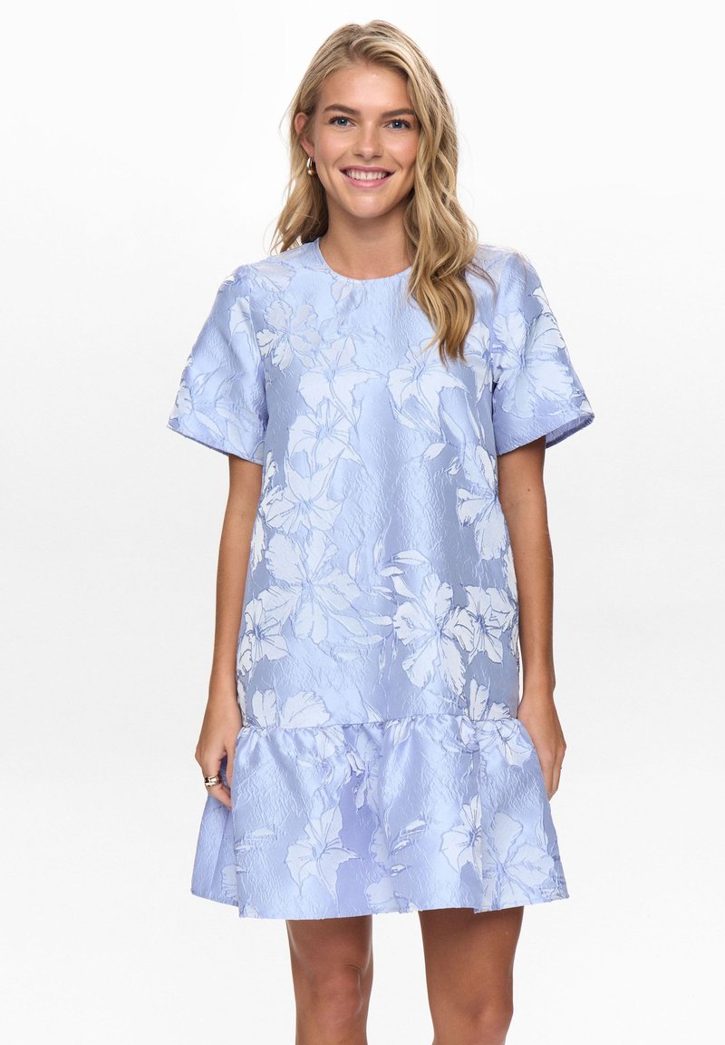 Jasnoniebieska sukienka z teksturowanym, kwiatowym wzorem. Ma krótkie rękawy, okrągły dekolt i falbanę u dołu.