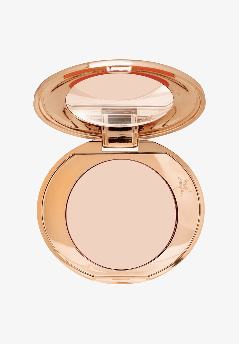 Runder Kompaktpuder mit einem roségoldenen metallischen Finish. Verfügt über einen klaren Deckel und ein glattes, hellbeiges Puder im Inneren. Stern-Logodetail vorhanden.