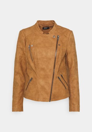 Lichtbruine suède jas met diagonale voorrits, ronde kraag en drie ritszakken aan de voorkant.