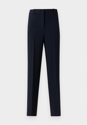 Pantaloni eleganti da donna blu scuro, con piega frontale, passanti per cintura e chiusura frontale nascosta su uno sfondo chiaro.