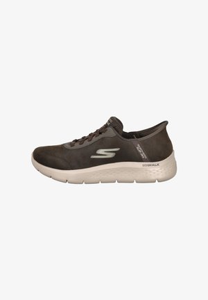 Zapatilla Skechers Go Walk marrón con suela blanca, parte frontal con cordones y logo "S" en el lateral, vista desde el lado exterior.