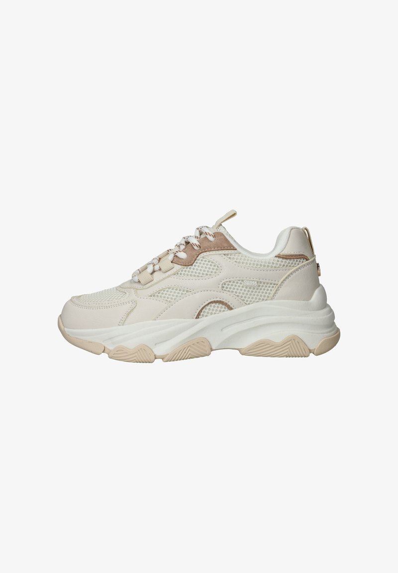 Sneakers met een lichtbeige mesh bovenkant, gladde leren accenten in een donkerdere tan, dikke witte zool en een gestructureerde rubberen buitenzool.