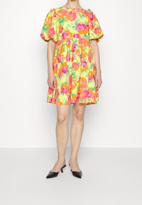 Blumenkleid mit Puffärmeln; lebendige Farben in Rosa, Orange und Gelb auf einem hellgrünen Hintergrund; knielang mit einem gerafften Bund.