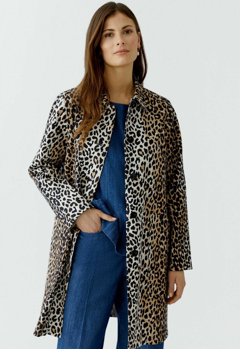 Leopard-Print-Mantel mit Knopfverschluss, langen Ärmeln und seitlichen Taschen. Hergestellt aus einem glatten Stoff mit einer leicht glänzenden Textur.