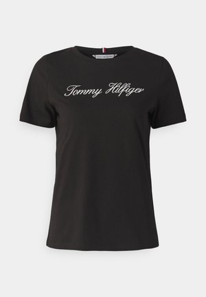 Svart bomullströja med korta ärmar och rund halsringning. "Tommy Hilfiger" broderat i vitt på bröstet.