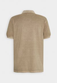 Beige poloshirt met korte mouwen, een zachte textuur, een klassieke kraag en subtiele contrasterende afwerking op de mouwen en de kraag.