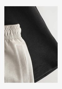 Ausgewählt, black brown