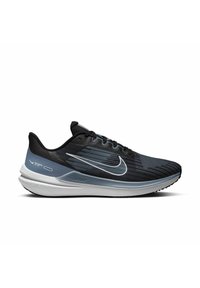 Zapatilla de running Nike en negro con acentos en gris, con una parte superior de malla texturizada, cuello acolchado y una entresuela blanca para amortiguación.