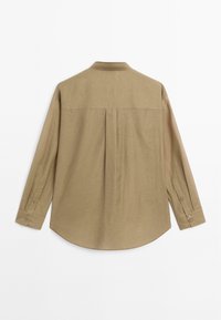 Lange mouw shirt van gedempt kaki stof met een gladde textuur, met een kraag, knoopmanchetten, een rugplooi en een afgeronde zoom.