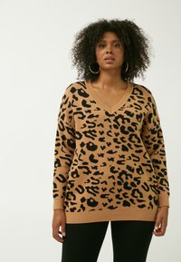 Maglione leopardato in cammello e nero, realizzato in morbido materiale a maglia. Presenta un collo a V, una vestibilità ampia e polsini e orlo a costine.