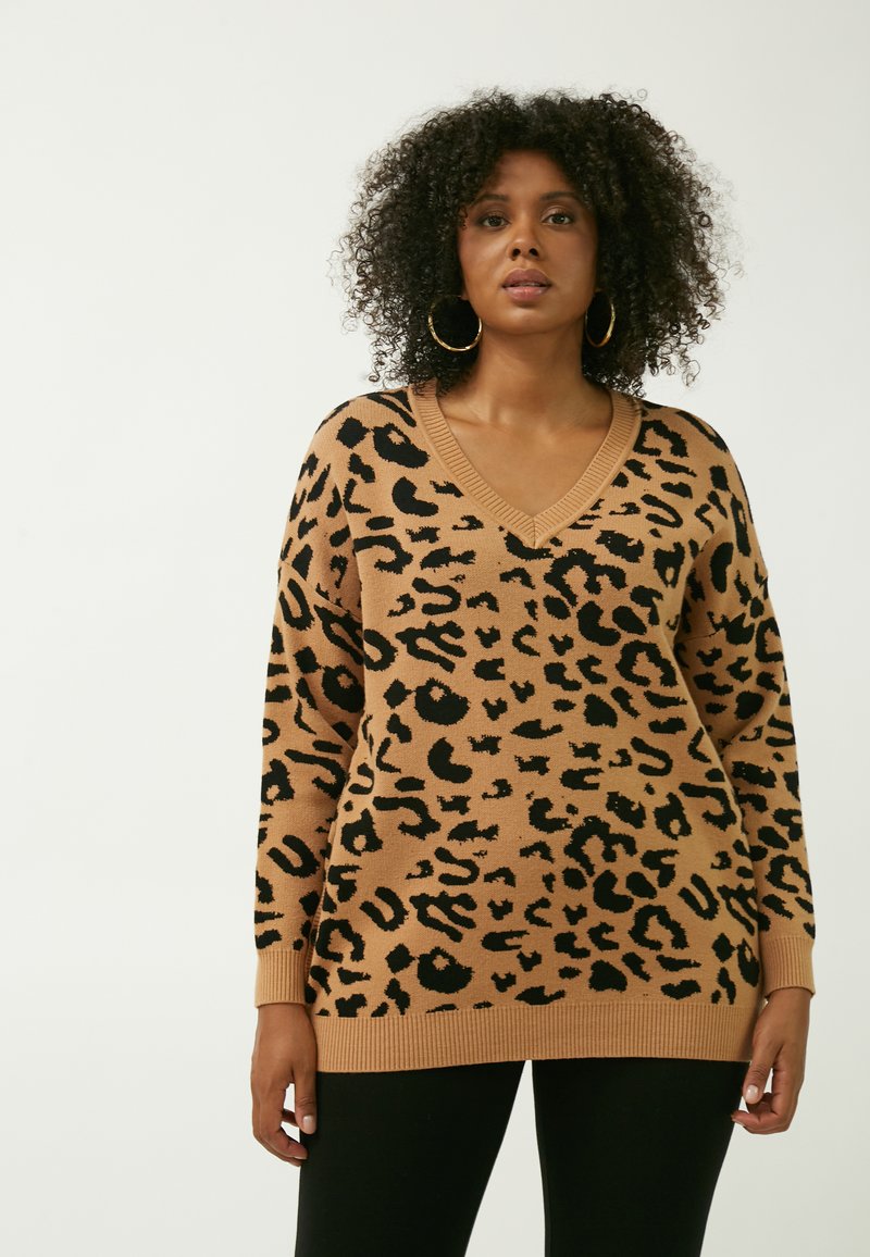 Maglione leopardato in cammello e nero, realizzato in morbido materiale a maglia. Presenta un collo a V, una vestibilità ampia e polsini e orlo a costine.