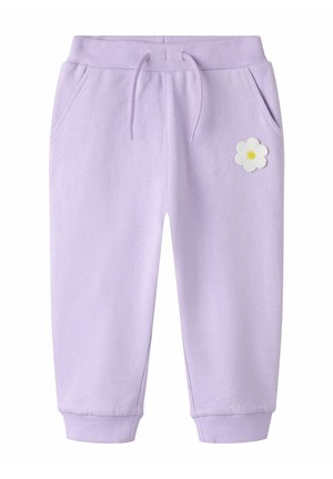 Pantalon de jogging lilas pour tout-petit avec taille et poignets côtelés, cordon de serrage, poches latérales et un patch marguerite blanche sur la cuisse droite.