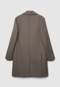 Cappotto in lana marrone con silhouette lunga e dritta, colletto a lancia, maniche lunghe e senza elementi hardware visibili. Tessitura liscia su tutta la superficie.