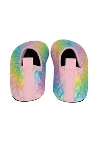 Bunte Regenbogen-Ballerinas mit Schuppenmuster, weichem Obermaterial, rosa Akzenten, schwarzem Futter und einer Schlaufe auf der Rückseite zum einfachen Anziehen.