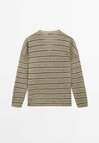 Pull à manches longues vert olive avec des rayures horizontales noires et blanches. Texture douce, col rond et coupe décontractée.