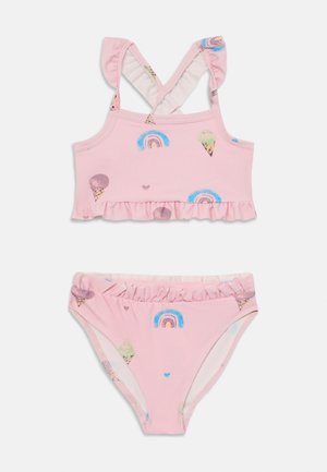 Conjunto de bikini rosa claro com um top cropped com babados e alças cruzadas ajustáveis, acompanhado de cuecas combinando com babados, decorado com padrões de gelado e arco-íris.