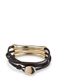 Bracelet en cuir avec trois barres métalliques dorées. Cordon en cuir marron foncé enroulé, maintenu par un fermoir rond lisse de couleur dorée.