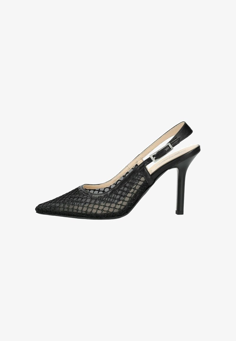 Chaussure à talon haut noire en maille, avec bout pointu et bride réglable à boucle argentée, sur fond blanc.