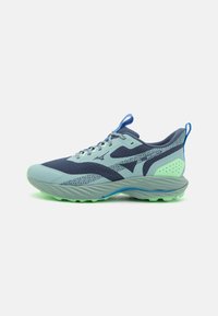 Helleblaue Laufschuhe mit marineblauen Akzenten, strukturiertem Obermaterial, reflektierenden Elementen und grüner Gummisohle. Verfügt über einen gepolsterten Kragen und eine Schnürung.