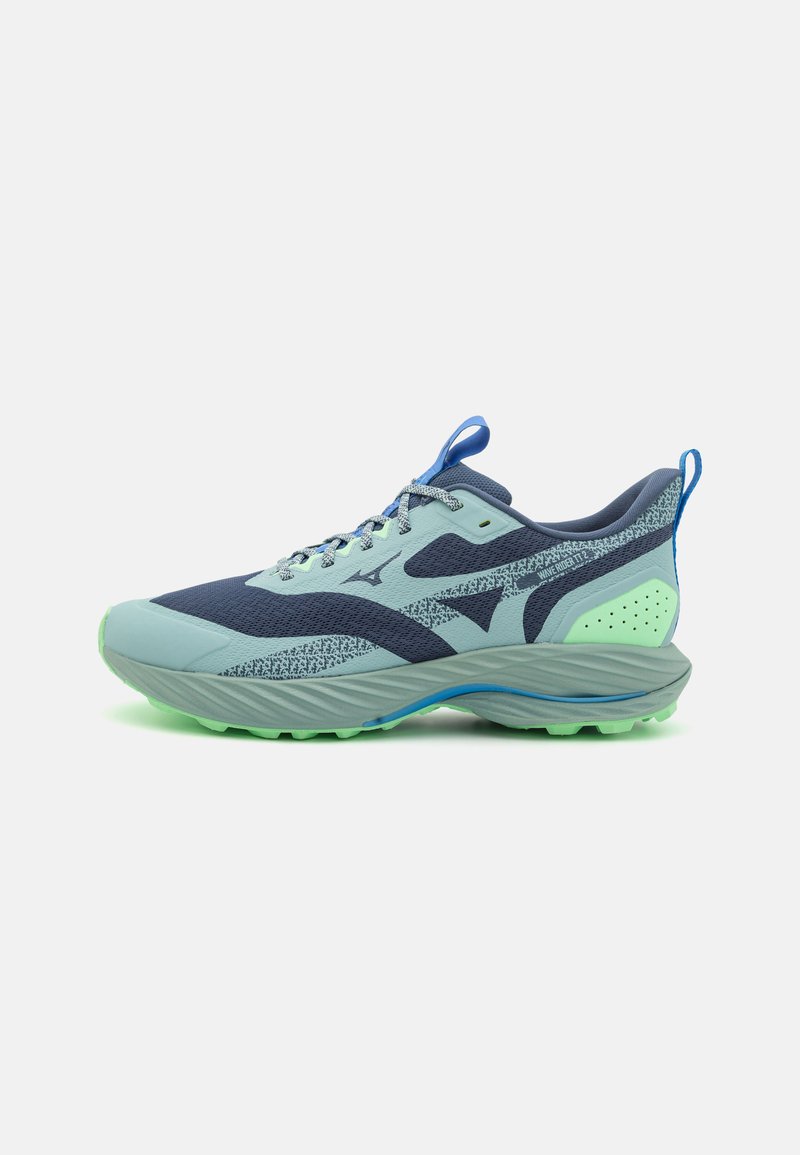 Helleblaue Laufschuhe mit marineblauen Akzenten, strukturiertem Obermaterial, reflektierenden Elementen und grüner Gummisohle. Verfügt über einen gepolsterten Kragen und eine Schnürung.