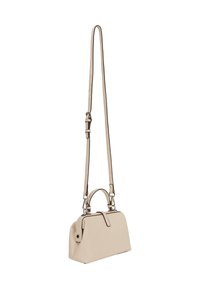 Beige quiltet taske med en struktureret form, top håndtag og justerbar skulderrem, med sølv hardware og en glat tekstur.