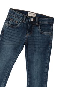 Jeans de mezclilla azul oscuro con un diseño clásico de cinco bolsillos, detalles de costura visibles y una etiqueta con "ROY ROGER'S KIDSWEAR" en la cinturilla.