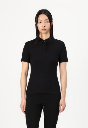 Svart kortärmad pikétröja med krage och knappar, tillverkad av smidig, elastisk tyg, figurnära design med rak nederkant.