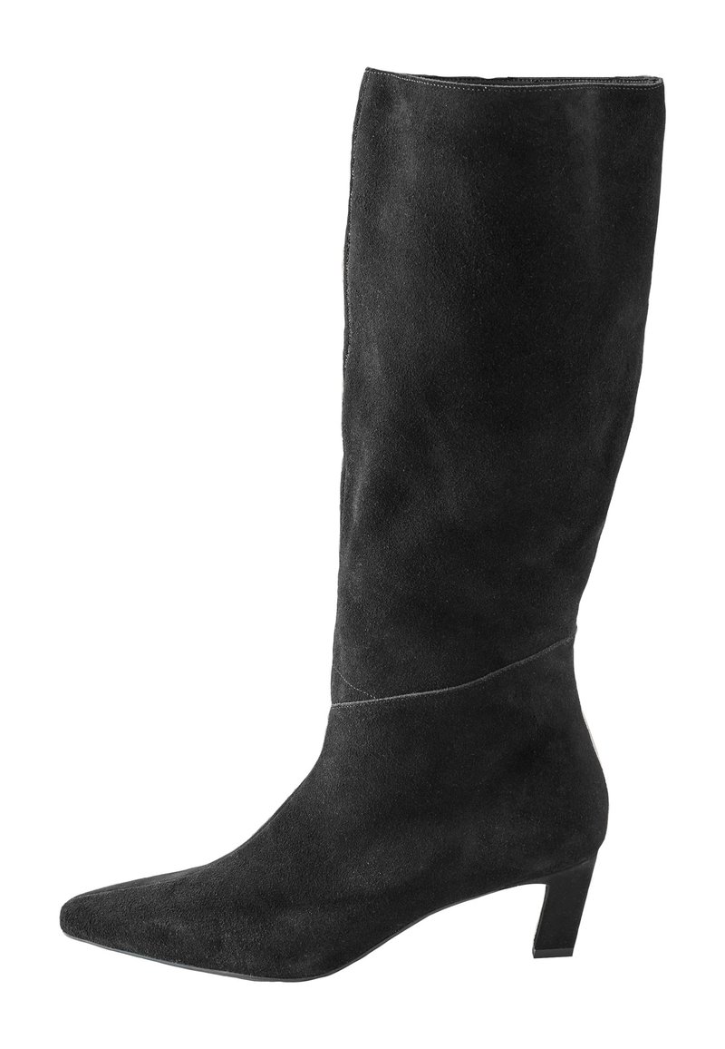 Schwarzer kniehoher Stiefel aus Wildleder mit spitzer Schuhspitze und niedrigem Blockabsatz. Verfügt über eine glatte Textur und ein schlankes, figurbetontes Design.